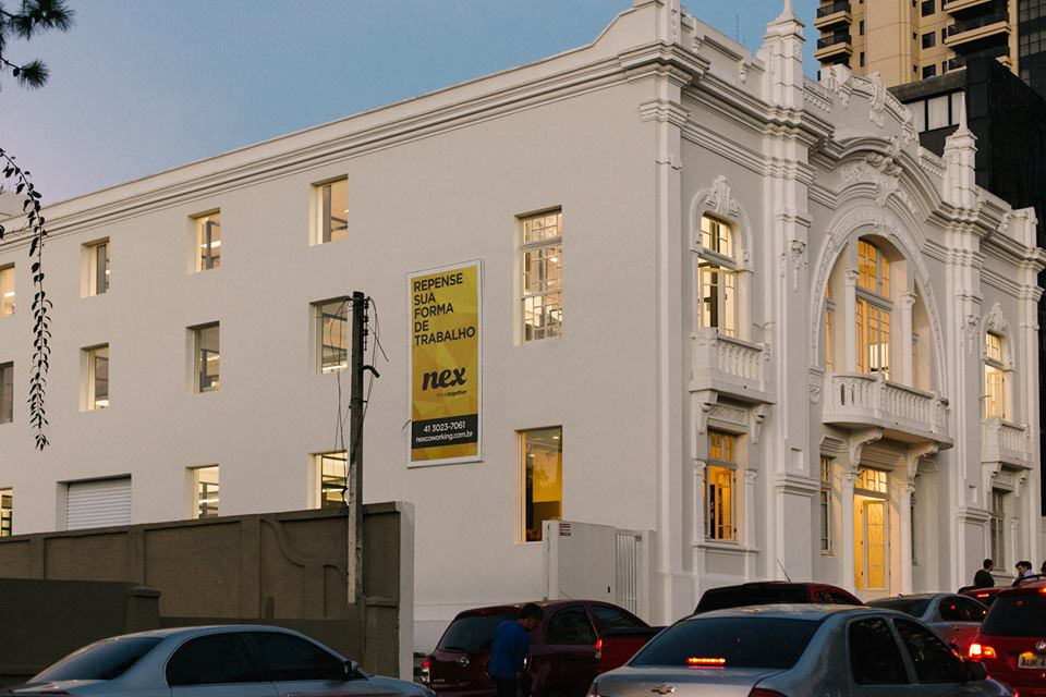 Fachada histórica da unidade Nex Coworking Batel